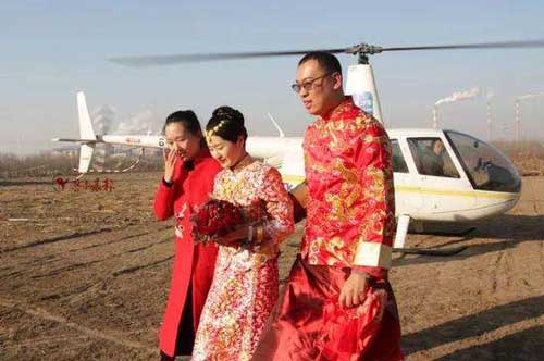 小伙花1197元坐直升機(jī)接新娘